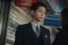 Song Joong Ki Beri Pelukan ke Penggemar di Acara Red Carpet