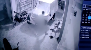 Pria Tanpa Busana Masuk ke Rumah Warga, Terekam CCTV