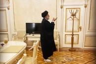 Viral Foto Presiden Iran Shalat Isya di Kremlin