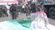 Pembongkaran Spanduk HRS oleh TNI dan Polri Berlangsung Tegang
