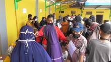 Abaikan Protokol Kesehatan, Warga Tangerang Cairkan Bansos Rp300 Ribu