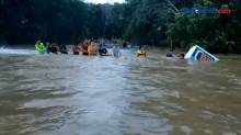 Minibus Terjebak Banjir 1 Meter, Evakuasi Berjalan Dramatis