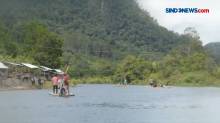 Asyiknya Bermain Rakit Sepuas Hati di Danau Kapalo