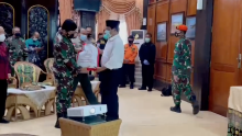 Panglima TNI Serahkan Bantuan dari Presiden untuk Korban Banjir Kalsel