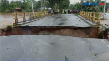 Jembatan Runtuh Akibat Diterjang Banjir, Lalin Lumpuh