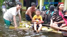 Warga Komplek Semanda, Banjarmasin, Lakukan Evakuasi Korban Banjir