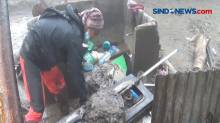 Tim Relawan Bersihkan Lumpur Pasca Banjir Bandang Puncak Bogor