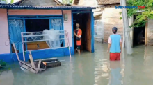 Banjir Bojonegoro, Warga Mengungsi ke Kantor Balai Desa