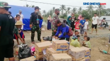Tempuh 4 Jam Perjalanan, Marinir Distribusikan Bantuan Banjir Kalsel