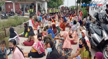 Emak-Emak di Mojokerto Protes Pencemaran TPA Karangdieng