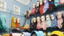 Ular Sanca Sepanjang 4 Meter Masuk Toko Hijab