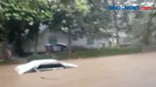 Mobil Hanyut Terseret Banjir