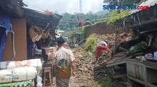 Tebing 4 Meter Longsor, Puluhan Lapak Pedagang Pasar Paninggaran Pekalongan Tertimbun