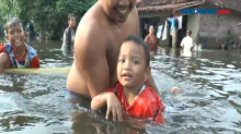 Menghilangkan Rasa Jenuh, Warga Berenang di Tengah Banjir