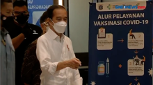 Presiden Jokowi Tinjau Vaksinasi Massal Pedagang Tanah Abang