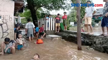 Banjir Jadi Hiburan Gratis Anak-Anak di Permukiman Padat Penduduk