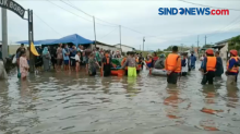 Banjir Masih Menggenang, Jenazah Diantar Perahu Karet ke Pemakaman