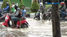 Terjangan Banjir Lumpuhkan Arus Lalu Lintas di Bali