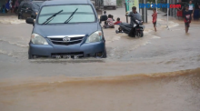Banjir di Jalan Penghubung Maros-Makassar, Disebabkan Sampah Tutup Aliran Sungai