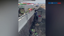 Dramatis! Evakuasi Mobil Pikap Tergelantung di Sisi Jembatan