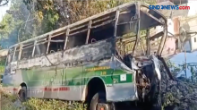 Bus Jurusan Semarang-Surabaya Masuk Parit dan Terbakar