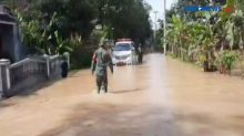 Petugas Vaksin di Tasikmalaya Terjebak Banjir