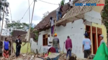 Usai Gempa Malang, Warga Bersihkan Puing-Puing Bangunan