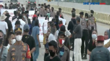 Ratusan Korban Gusuran Demo di Badan Jalan Tol Cimanggis-Cibitung