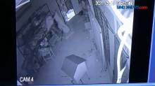 Duel Maut Penjaga Masjid dengan Pencuri Kotak Infaq Terekam CCTV