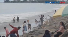 Libur Akhir Pekan, Wisata Pantai di Serbu Warga Padang