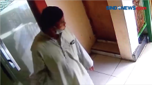 Pria Berjubah Curi 2 Telpon Seluler di Masjid, Aksinya Terekam CCTV