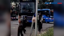Bus Mogok di Perlintasan Kereta, Penumpang Panik