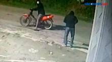 Dorong Motor, Dua Pemuda Terekam CCTV Bongkar Kotak Amal