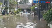 Petugas Evakuasi Dua Pasien Covid-19 Terjebak Banjir