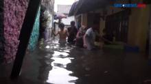 Hujan Deras Disertai Angin Kencang Picu Banjir 2 Meter di Kota Bandung