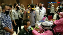 Kapolda Metro Jaya Tinjau Vaksinasi Massal oleh Gojek di Expo Kemayoran