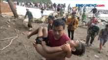 Dramatis, Seorang Anggota TNI Evakuasi Bocah Hanyut di Pantai Padang