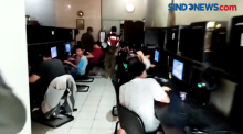 Petugas Bubarkan Kerumunan Remaja Tanpa Masker Di Warung Game Online