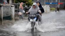 Warga Terobos Banjir Penuhi Kebutuhan Logistik di Aceh