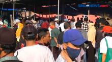 Timbulkan Kerumunan, Ratusan Warga di Surabaya Antre Bansos