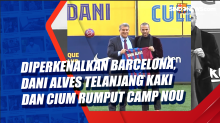 Diperkenalkan Barcelona, Dani Alves Telanjang Kaki dan Cium Rumput Camp Nou