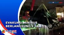 Minibus Terjun ke Parit di Padang saat Hujan Deras