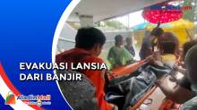 Dramatis, Tim SAR Evakuasi Lansia di Makassar dari Banjir