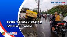 Diduga Rem Blong, Truk Tabrak Pagar Kantor Polisi dan Masuk Parit di Bogor
