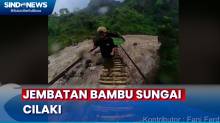 Menegangkan! Seberangi Sungai Cilaki dengan Jembatan Bambu