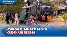 Krisis Air Bersih,  Brimob Polda Jambi Kerahkan Water Canon Berikan Air Bersih Door to Door ke Warga Muarojambi