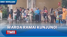 Warga Tetap Ramai Kunjungi TMII meski Hujan Mengguyur Jakarta