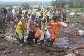 Luluh Lantak Tanah Datar Diterjang Banjir Bandang dan Lahar, 43 Orang Tewas!