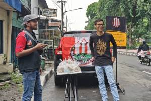 Kepedulian Fans Bola Surabaya Kumpulkan Donasi Bantu Pekerja Jalanan