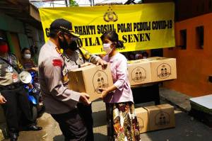 Bantu Warga Terdampak Covid-19, Polisi Bagikan 40 Paket Sembako di Senen